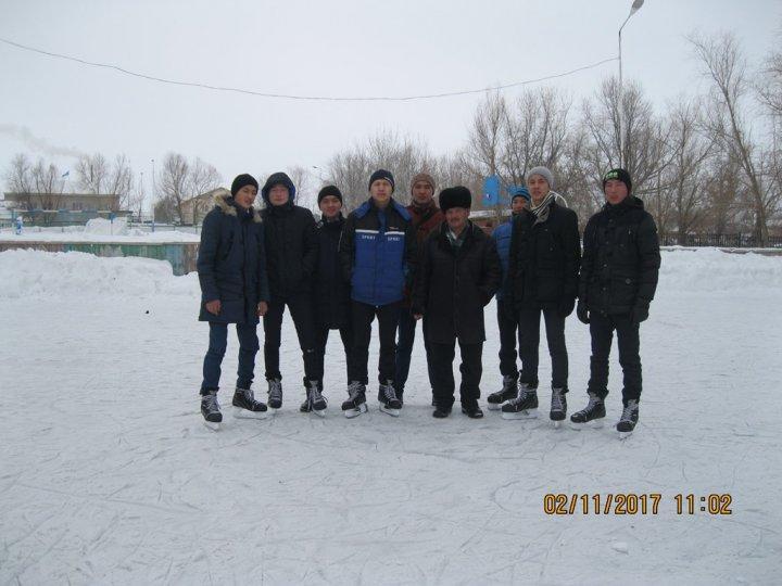 Дене тәрбие сабағы хоккей алаңында